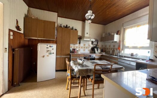 ESCHAU – MAISON 100M² SUR 5,57 ARES AVEC TERRASSE + COUR + JARDIN