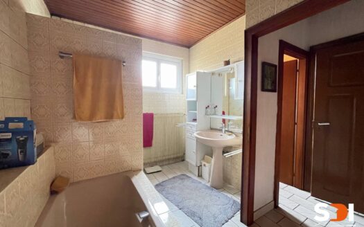 ESCHAU – MAISON 100M² SUR 5,57 ARES AVEC TERRASSE + COUR + JARDIN