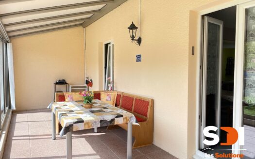 PLOBSHEIM – MAISON JUMELÉE 90M² SUR 2,30 ARES AVEC VERANDA + JARDIN + GGE + CAVE